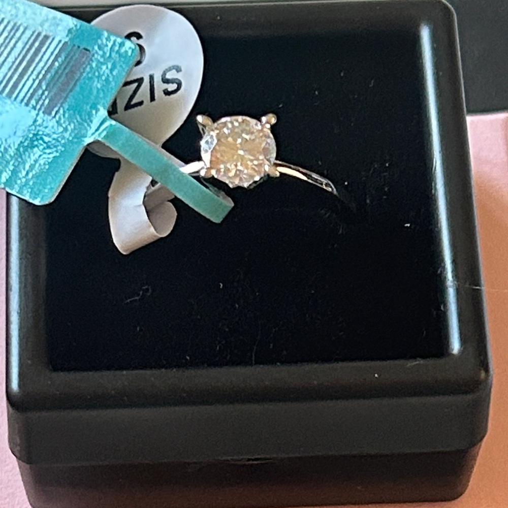 Moissanite‎ Diamond solitaire engagement Ring size 9
